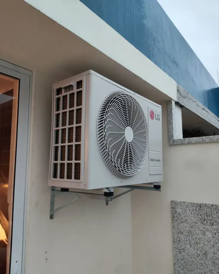 Unidade externa instalada em fachada