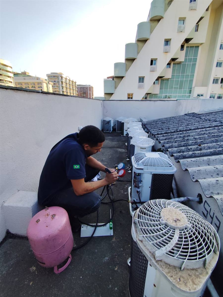 Técnico verificando um aparelho com instrumentos de medição