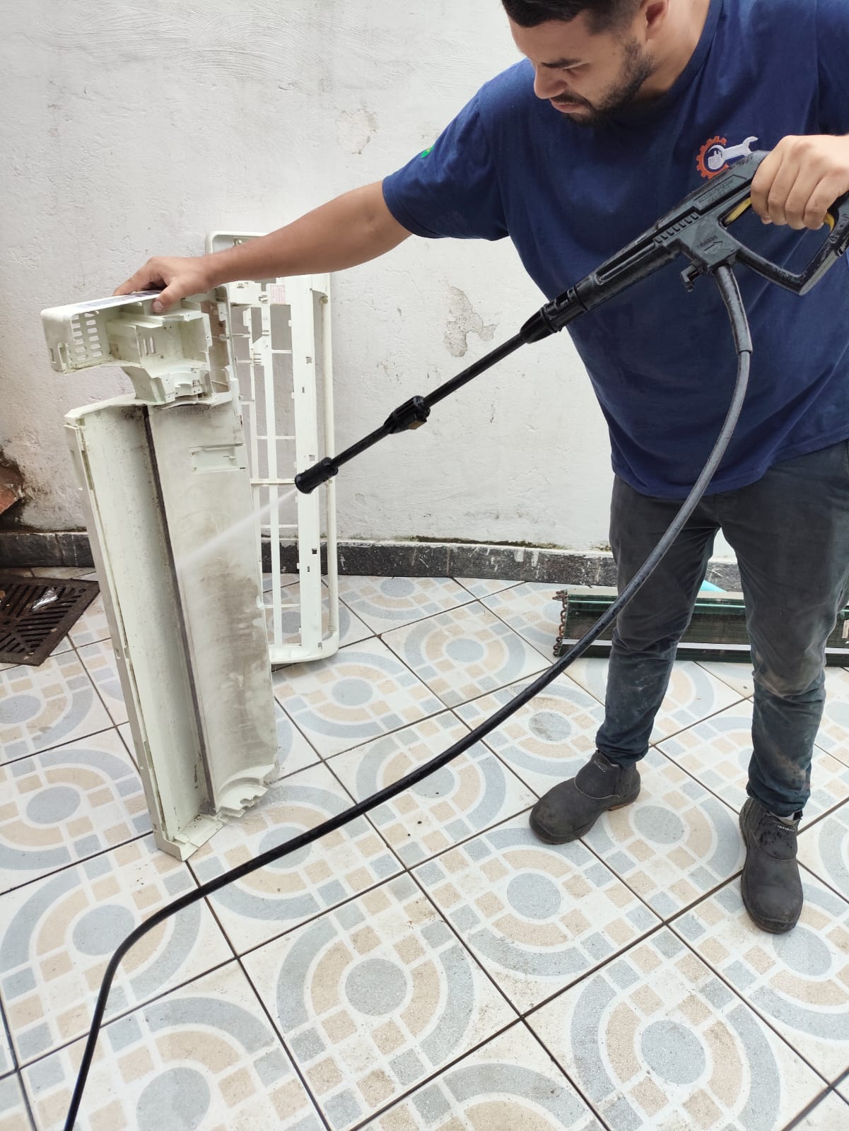 Técnico da Freitas higienizando as peças de um ar-condicionado